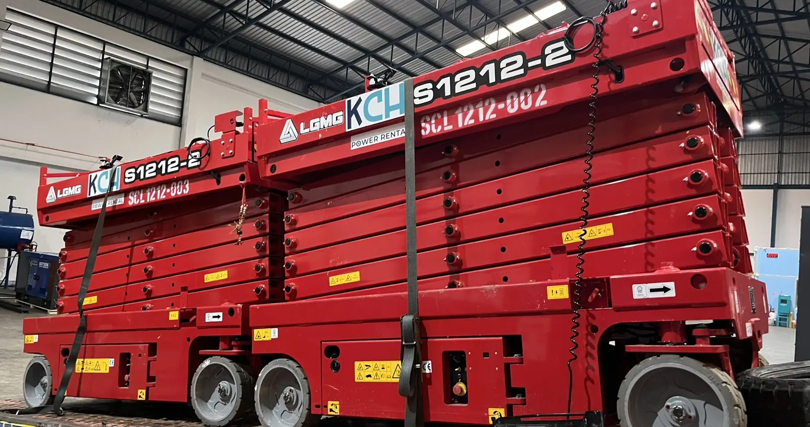 รถกระเช้า LGMG S1212-2 ของ KCH RENTAL 2 คัน รัดตรึงบนรถขนส่ง เตรียมส่งหน้างาน