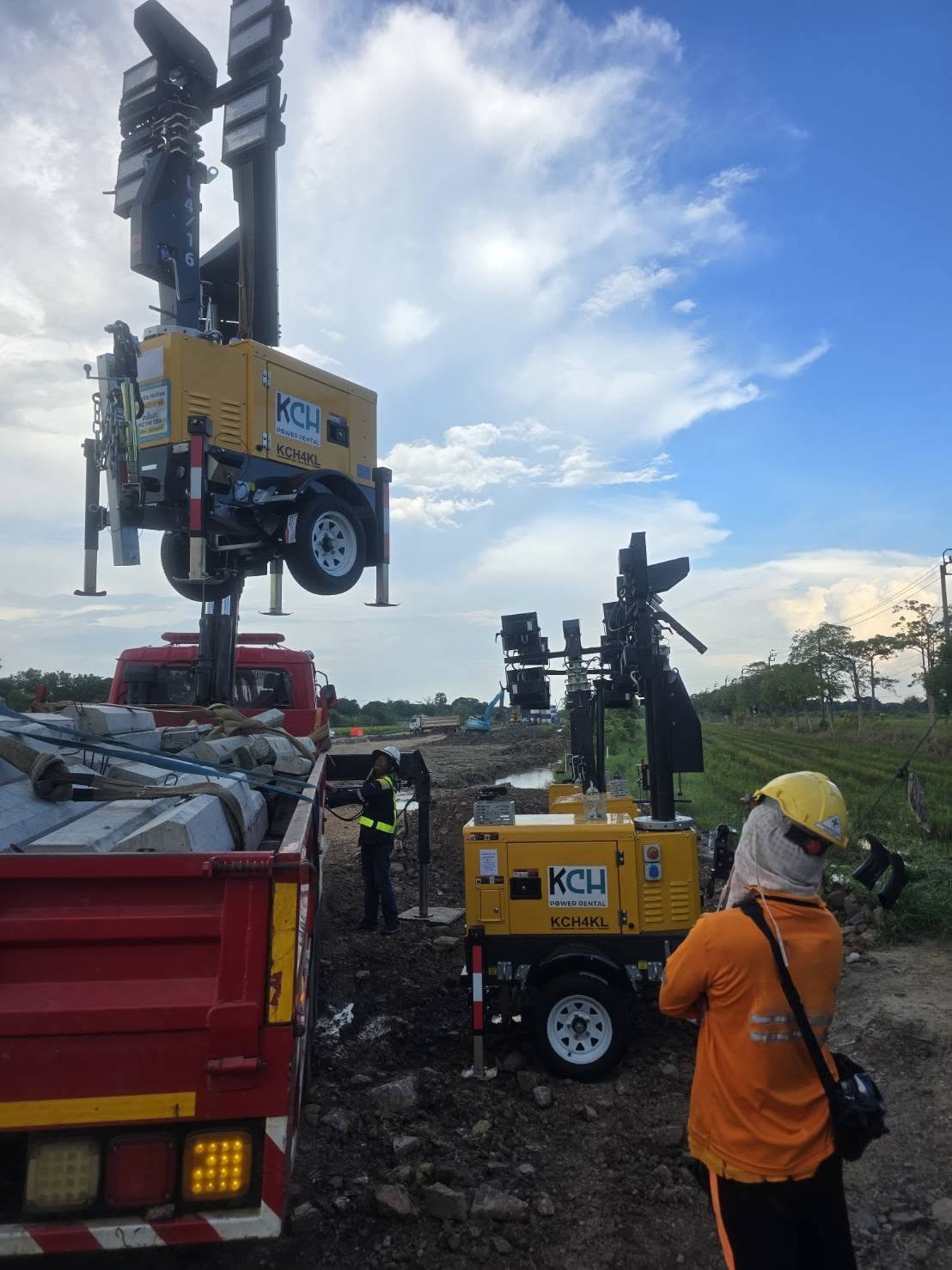 รถเครนยกไฟสนาม KCH4KL ลงจากรถบรรทุกที่หน้างาน